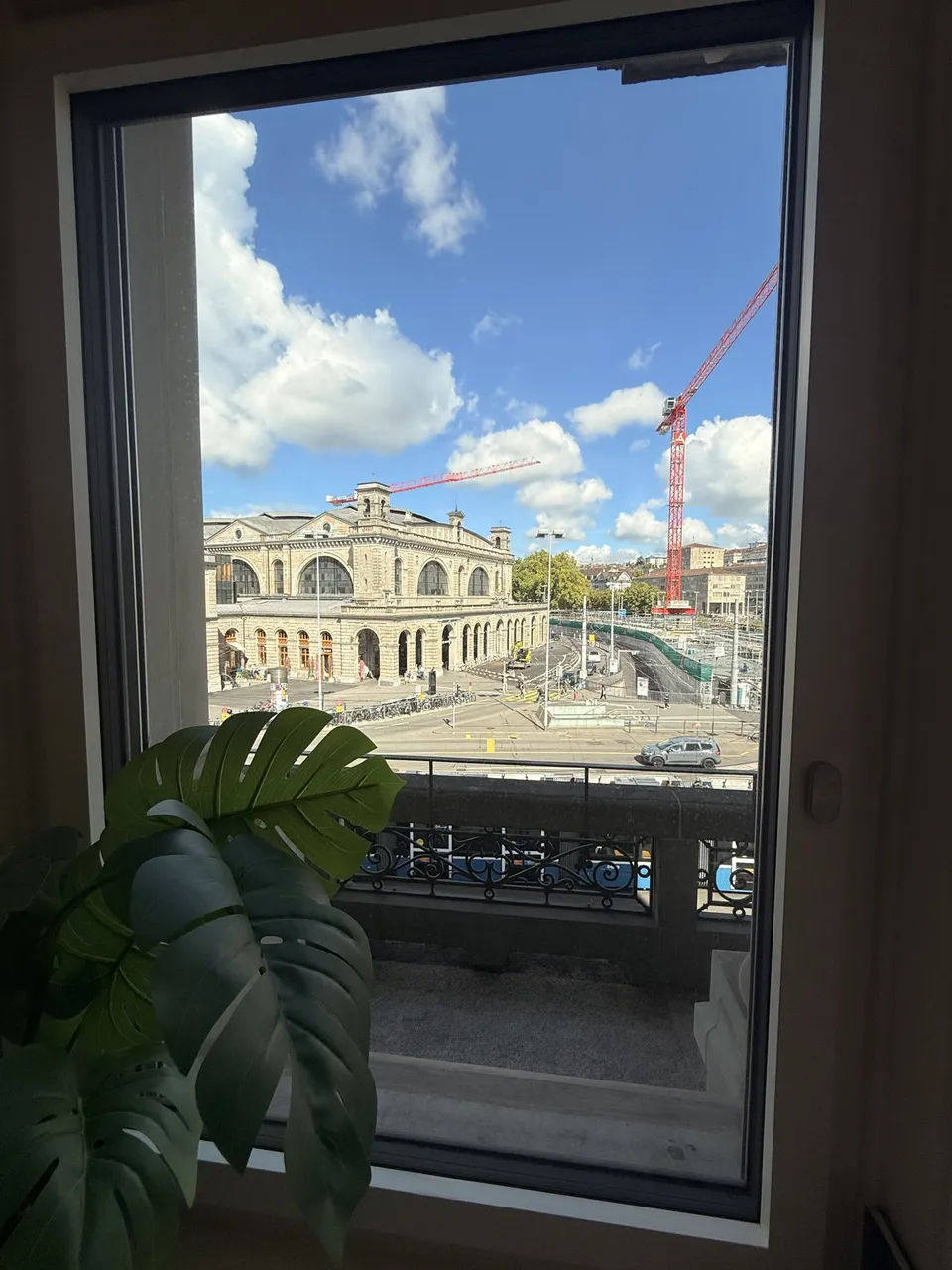 Blick aus dem Bürofenster auf den Hauptbahnhof Zürich