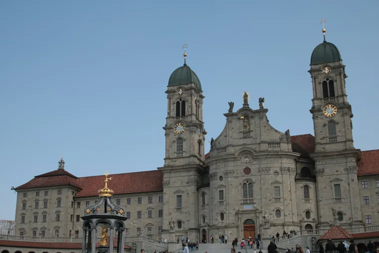 Klosterkirche Einsiedeln mit Vorplatz an einem sonnigen Tag