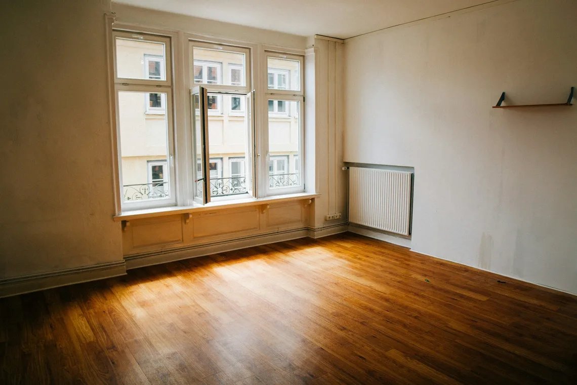 Leeres Zimmer mit Holzboden im Morgenlicht