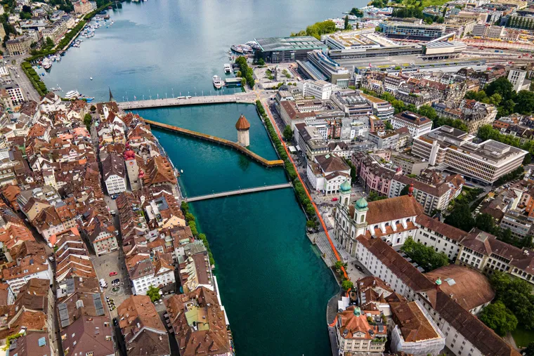 Kapellbrücke mit Wasserturm über der Reuss von oben, dahinter das Seebecken