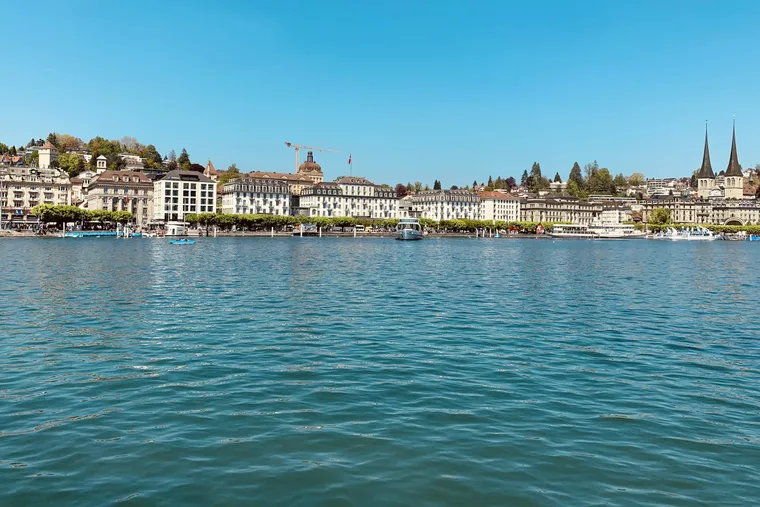 Häuserzeile am Luzerner Quai vom See aus gesehen, rechts die Türme der Hofkirche