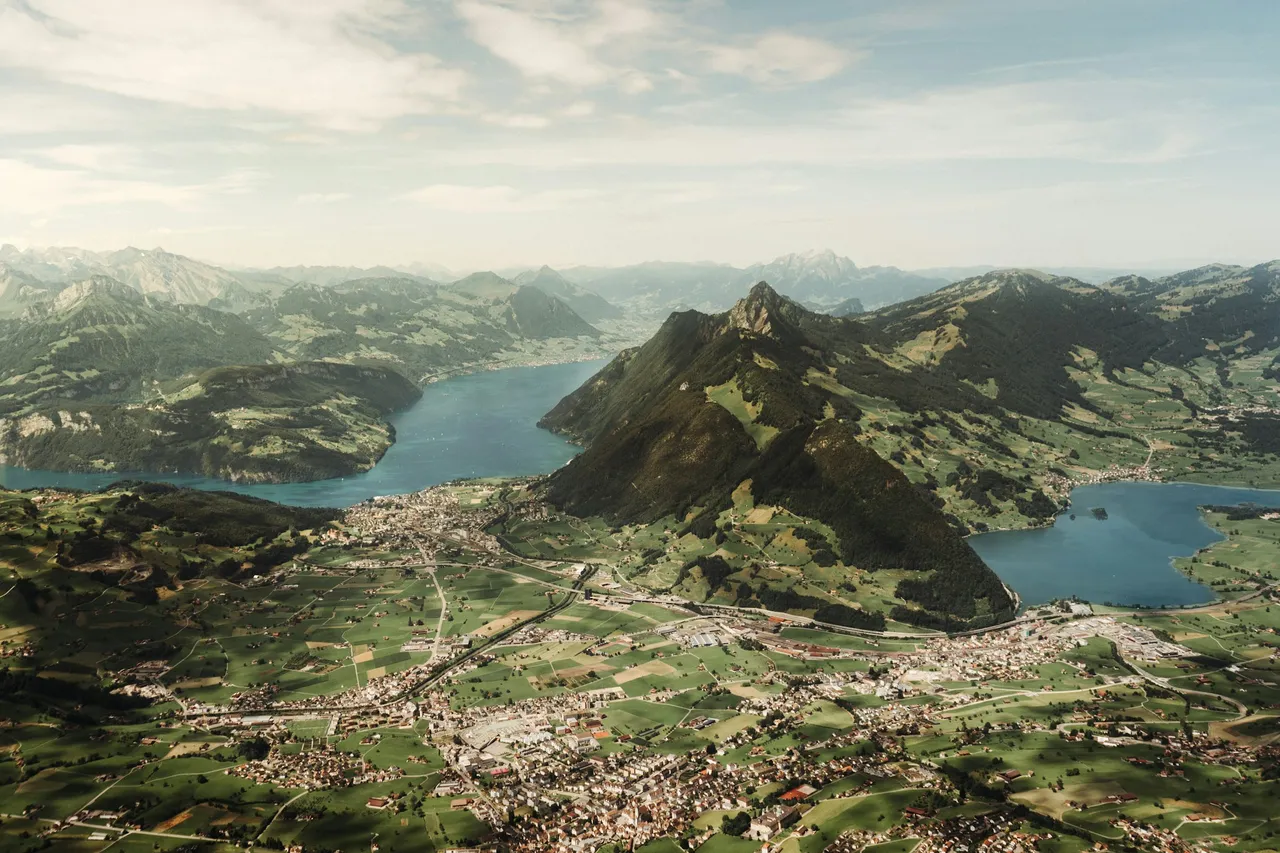 Blick vom Grossen Mythen über den Talkessel von Schwyz mit Lauerzersee und Vierwaldstättersee