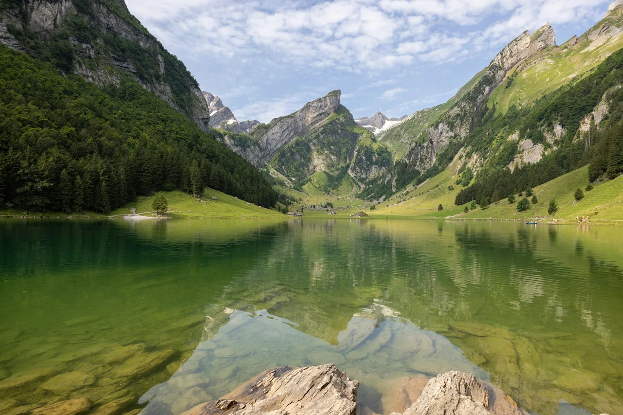 Seealpsee im Alpstein, steile Felswände spiegeln sich im klaren Wasser