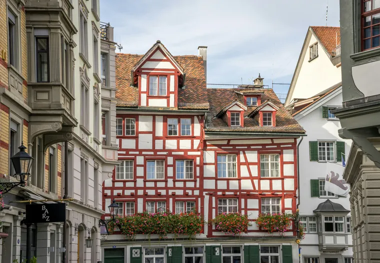 Riegelhäuser mit Blumenkästen in der Altstadt von St. Gallen