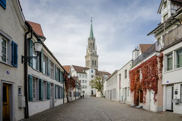 Gasse in der Altstadt von St. Gallen mit Kirchturm im Hintergrund