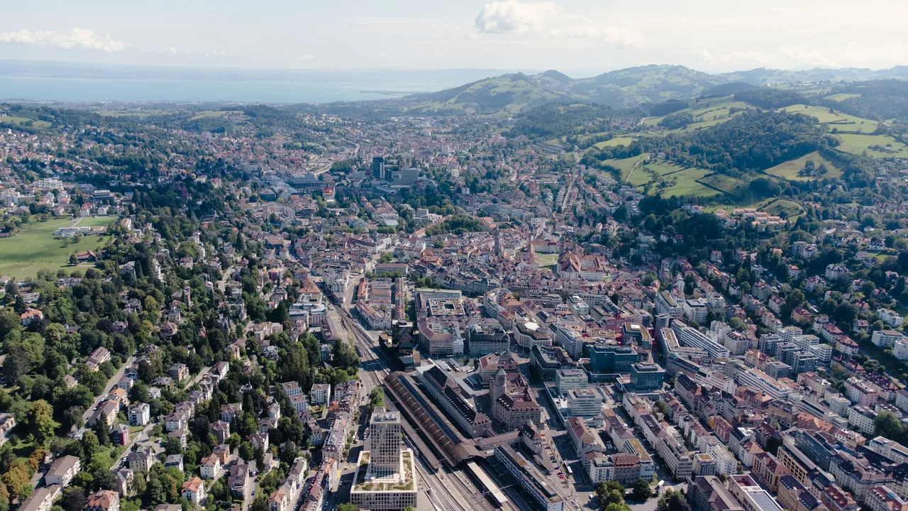 Die Stadt St. Gallen von oben, umgeben von grünen Hügeln