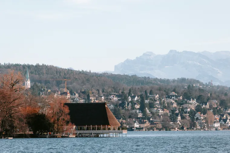 Zürichsee-Ufer im Herbst mit Bootshaus und Häusern am Hang