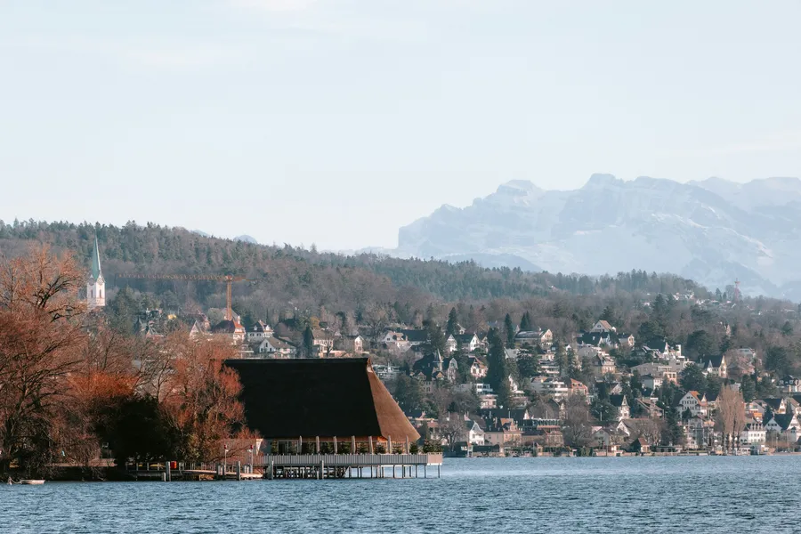 Häuser am Ufer des Zürichsees