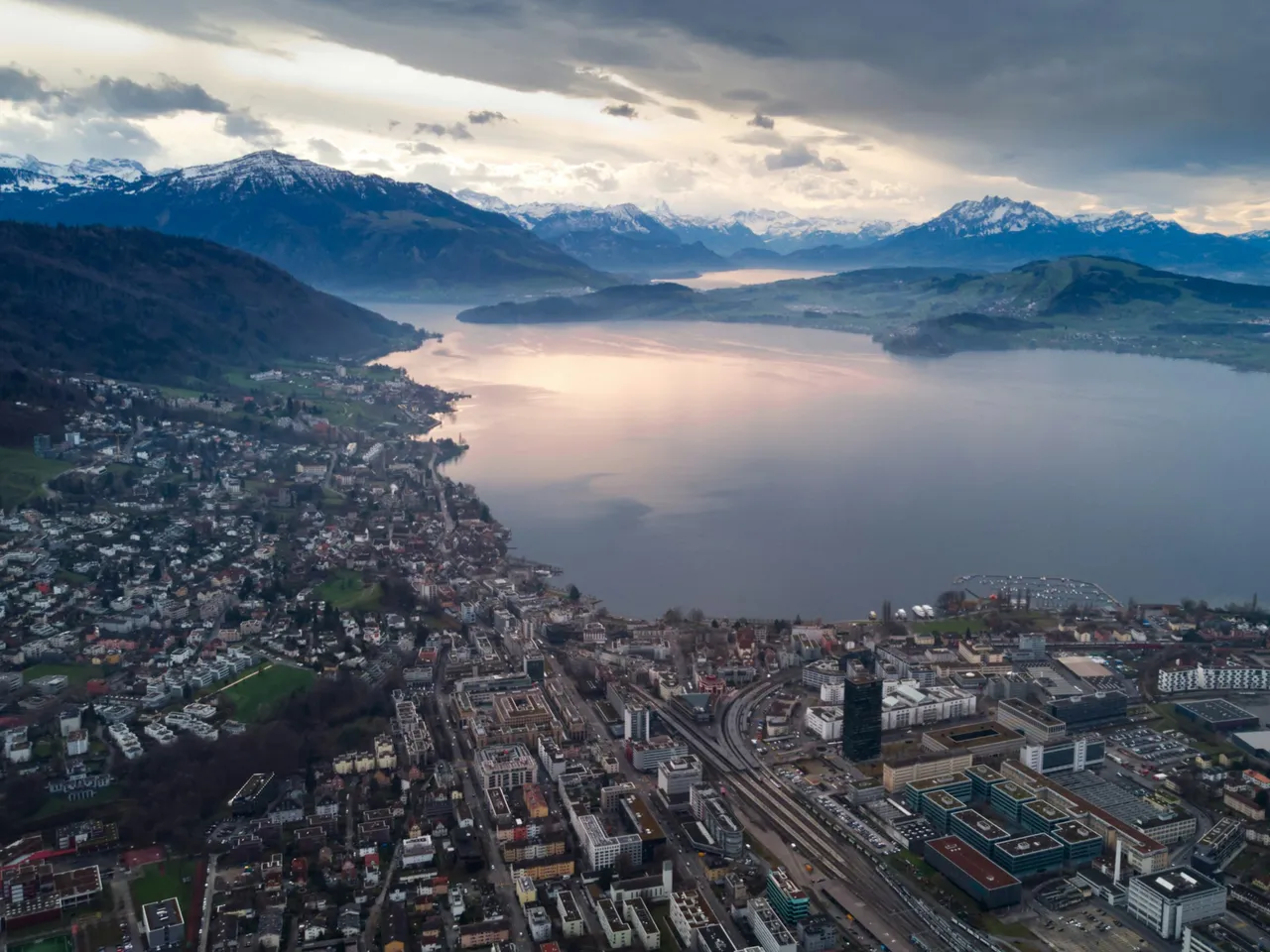 Stadt Zug und Zugersee von oben, im Hintergrund die Alpen