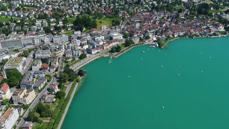 Ufer der Stadt Zug und türkisfarbener Zugersee von oben